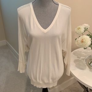 ELLEN TRACY V NECK CREAM SWEATER